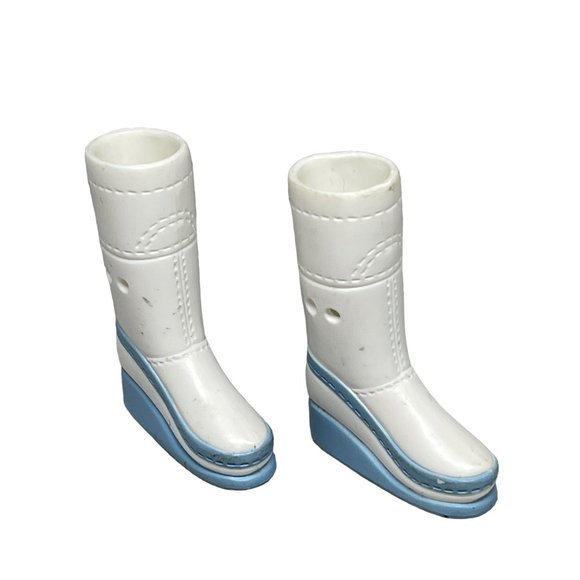 MGA Bratz Doll Pair Feet Shoes White & Light Blue Snow Boots - Picture 1 of 3